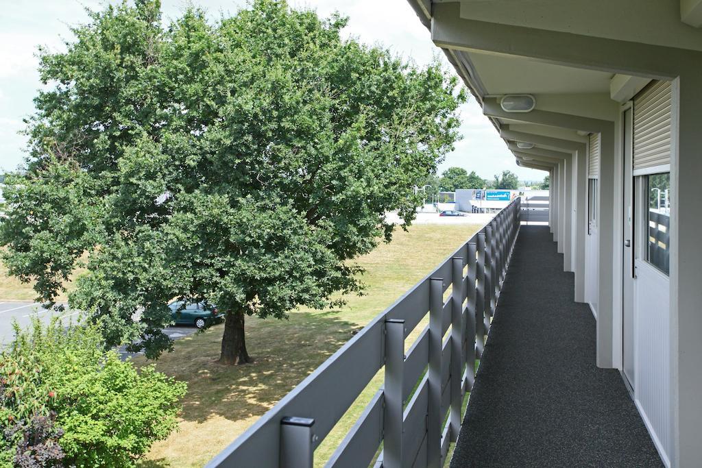 Campanile Angers Ouest - Beaucouze Hotel Exterior foto